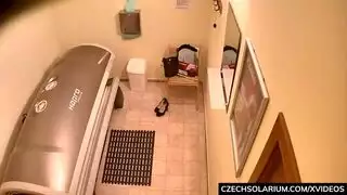 نشوة في الهواء الطلق: فتاة صغيرة تلمس كسها المبلل تحت الشمس