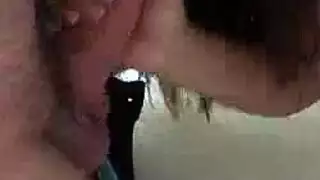 هوس إيفا بالفم: تمص قضيب المالك قبل ضاجعة شديدة في المكتب