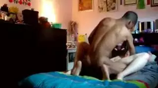 فتاة بيضاء ممتلئة بمؤخرة كبيرة تأخذ قضيب أسود ثخين بشكل هاردكور