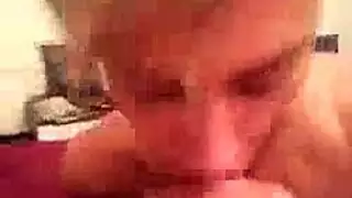 مشهد شرجي وكلبي مزدوج الاختراق لفتاة ذات شعر مجعد