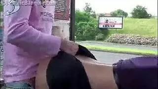 جنس قاس في موقف الباص مع كلبة قذرة