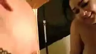 ترقص لعشيقها ثم تتوسل لأخذه في المؤخرة