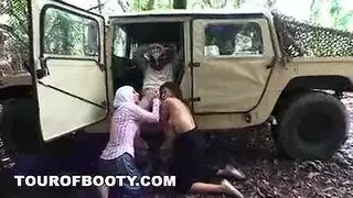 جنس جماعي مكثف: محجبة تأخذ كل قضيب في الغرفة