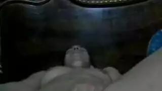 ديلدو ضخم يملأ كسًا محتاجًا بعنف وعمق