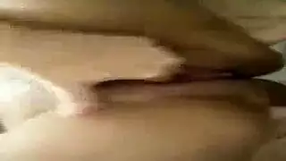 جلسة نياكة خاصة شديدة: زبون شرقان يضرب كسها بشغف قاسي
