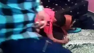 أربعة شباب شباب يملؤون مؤخرة محجبة ضيقة بقوة