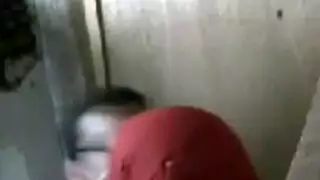 شهوة مكتبية: نيك جامح على الطاولة مع زميل متزوج