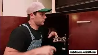 بورن عنيف: نيك عميق وقوي لمؤخرة عصيرية لعاهرة مثيرة