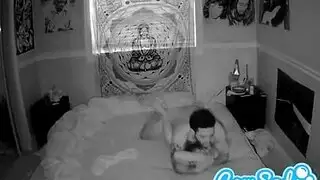 مشهد جامح لثلاث فتيات بلعبة وحشية