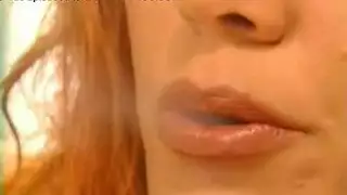 مثلث سحاقي صريح: شقراء وسمراء تمارسان المقص مع فتاة رشيقة