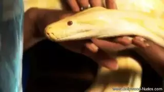 فاتنة الساخنة ترتدي شباك صيد وتبدو مثل وقحة أكثر من وقحة