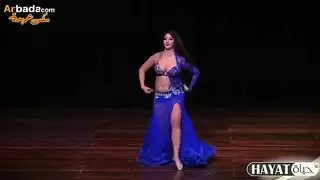 راقصة مثيرة في ملابس داخلية زرقاء تمارس الجنس بعد العرض