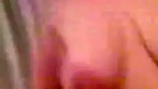 العشيق يعض ويضرب الأثداء العملاقة لزوجة مصرية مثيرة