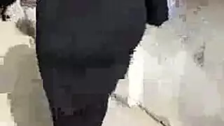 جنس صريح في الشارع: بنات محجبات في مداعبة جماعية