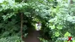 فتاة شابة ساخنة تتباهى بفتشية التبول العلني