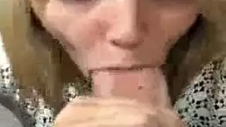 شقراء تصرخ بينما يتم تدمير مهبلها الضيق بخشونة