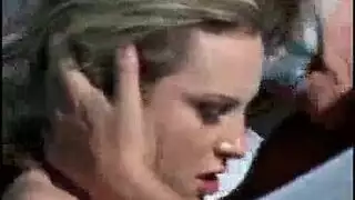 صديق جديد يمارس الجنس بشدة مع شقراء نحيفة في غرفة معيشة شقة صغيرة