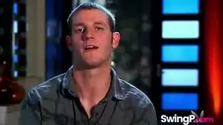 فتاة سمراء تمص قضيبًا في العلن ثم تنكح بوضعية الكلب بقوة