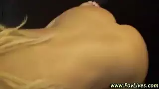 شقراء صغيرة تُلمس بقسوة وتحبه