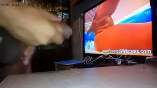 فتاة بلوندية ترتدي نظارات تُمارس الجنس مع شريكين في مشهد إباحي بغرفة المعيشة