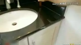 امرأة ناضجة خبيرة تعلم: درس في مص العضو الذكري بعمق وابتلاع المني