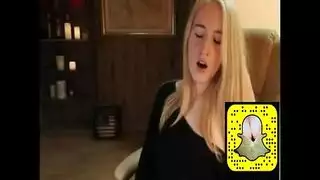 فتاة مثيرة تتباهى بجسدها العاري على سناب شات للمعجبين