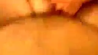 كبار السن الناضجة تظهر كسها الضيق المبلل