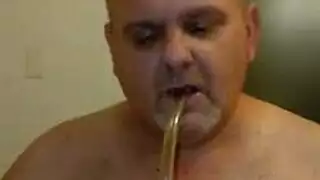 عاهرة رومانية مثيرة تدخن الغليون في مشهدها الإباحي