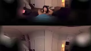 فتاة الواقع الافتراضي الشبقية تمص وتنيك زبًا صلبًا ضخمًا