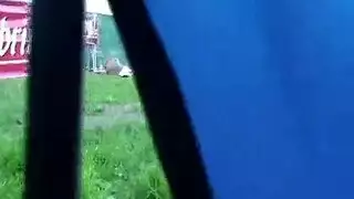 علاقة حميمة في حفلة الحديقة: تمويه وخلف الشجيرات