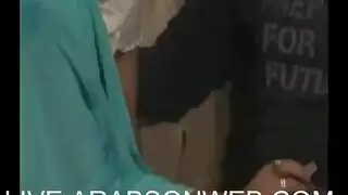 فتاة محجبة منحرفة تبتل، تلاحظ انتصابه وتطالب بتلقي ضربات داخل فرجها