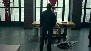 عرض جنسي مباشر: المعلم يوجه الفصل حول الإيلاج الصحيح