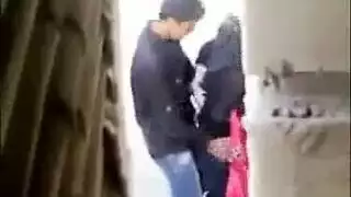 شريط جنس في مبنى مدمر: شاب وعشيقته يمضون الليل كله