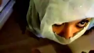 عاهرة متخفية تخدم القضيب تحت النقاب وتتلقى الحمم