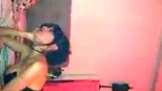 فتاة مصرية ساخنة تمص وتتذوق قضيب عربي صلب