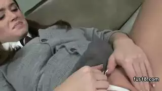 فتشية الحيوانات: كلب يضرب فتاة نحيلة مستسلمة في جنس جامح