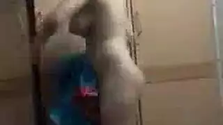 أثداء طبيعية كبيرة لفتاة مصرية – بورن من الحمام إلى السرير