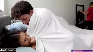 عمل محفوف بالمخاطر: جنس فموي ووضعية الكلب والعائلة في المنزل