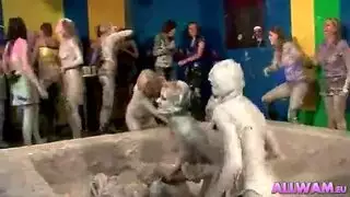 ‫تعري إباحي xxx: فتاة سمراء تصبح عارية تمامًا ومثارة‬