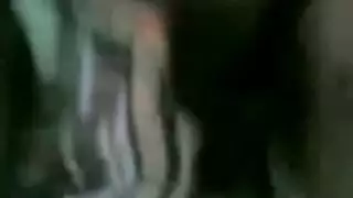 انتقام زوجة خائنة إباحي: مشاركة فرجها مع رجل آخر على الشريط