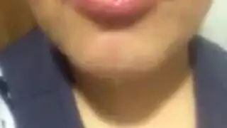 عاهرة مستعدة تتألم لقضيب صلب في فتحتها وثدييها الكبيرين