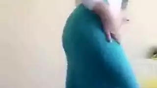 عاهرة ريفية مصرية تظهر فتحاتها في إباحية صريحة