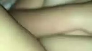 تتظاهر بالنوم لتلقي قذف شرجي عنيف