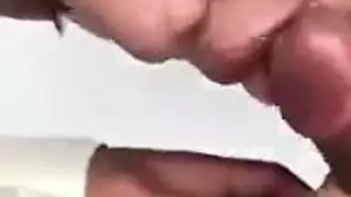 فتاة آسيوية تمنح قبلة عميقة مكثفة لقضيب شرق أوسطي