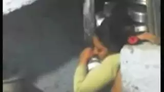 سر الجارة: نيك عنيف تحت السلالم