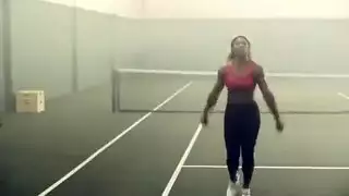 أثداء كبيرة، مؤخرة كبيرة، تركب عمودًا سمينًا في مشهد صريح