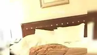 ليلة الدخلة الإباحية: تلقيم فتاة سعودية جميلة