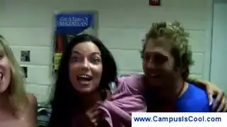 الفاسقات في الحرم الجامعي من السيدات الصغيرات اللواتي يرغبن في ممارسة الجنس الجماعي حتى ينضجن جميعًا