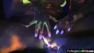 إباحية وحشية: مراهقة يركبها حصان