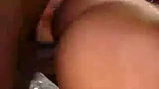 جانب بانج متطرف: خمسة شباب يمنحونها حمام سائل منوي
